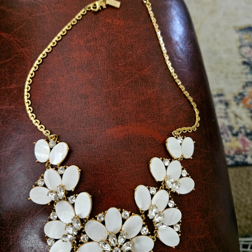 Kate Spade ♠️ Bungalow Necklace..(please do not ask for me to email photos)